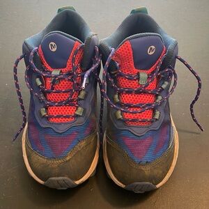Used like new kids merrell hiking boots. These were worn by my daughter for 3x.